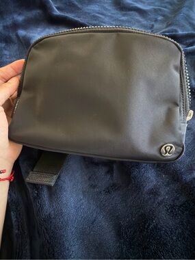 Lululemon Black 2L Belt Bag, great condition, never used!